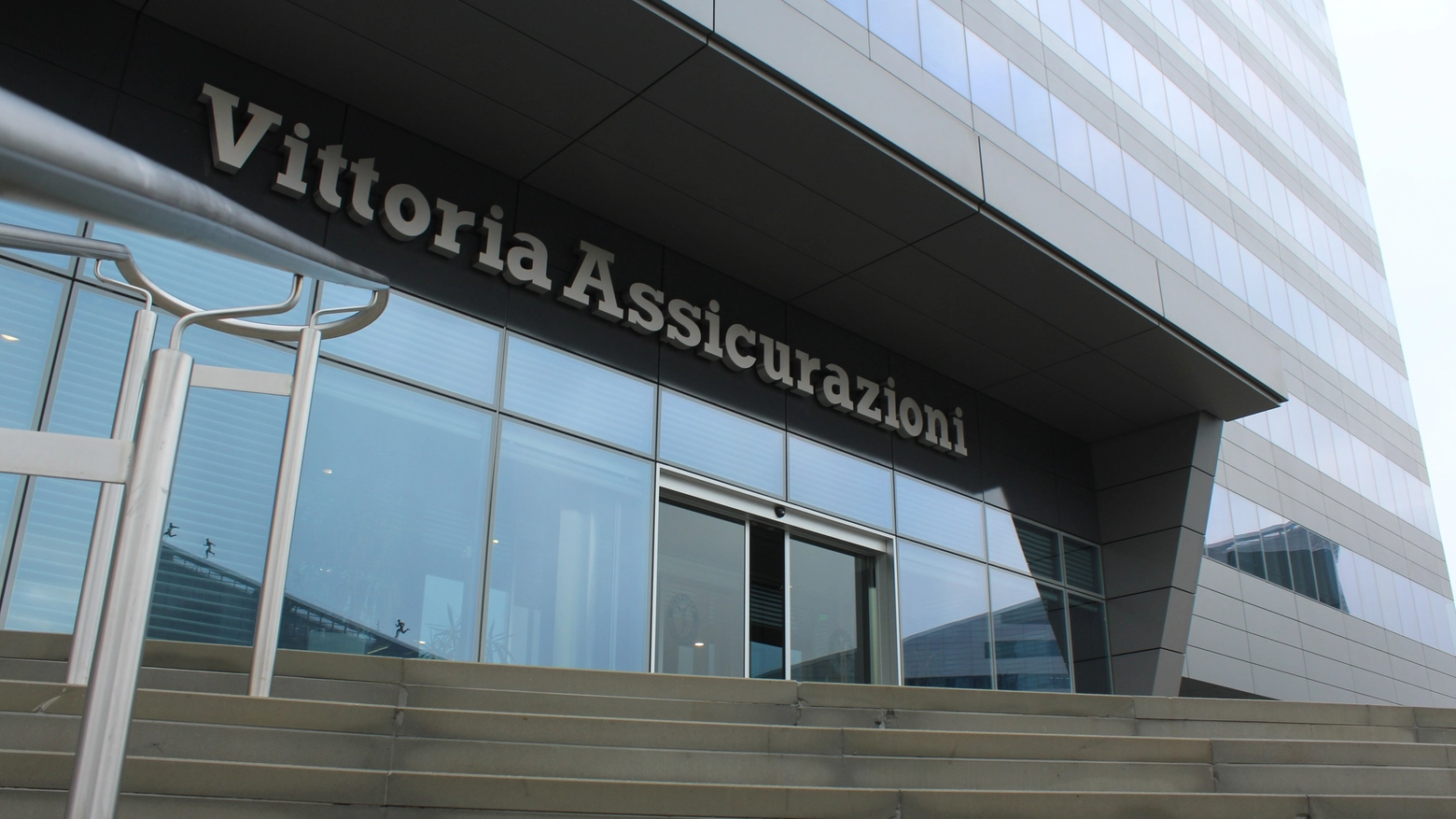 L'ingresso del palazzo Vittoria Assicurazioni, in piazza Gino Valle (foto Daniele Monaco)