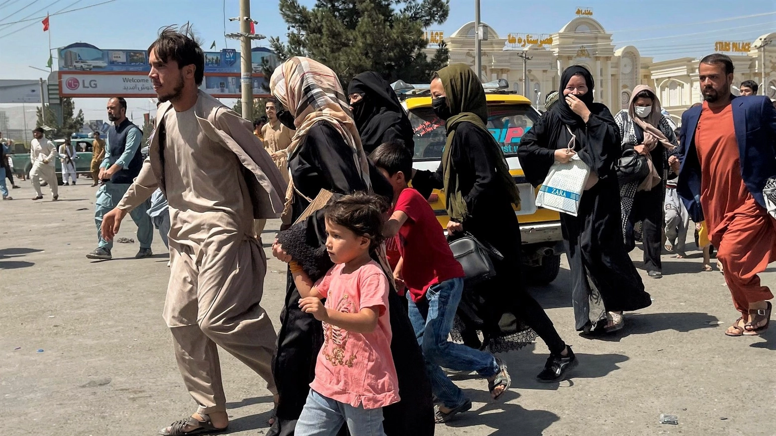 Profughi afghani in fuga da Kabul