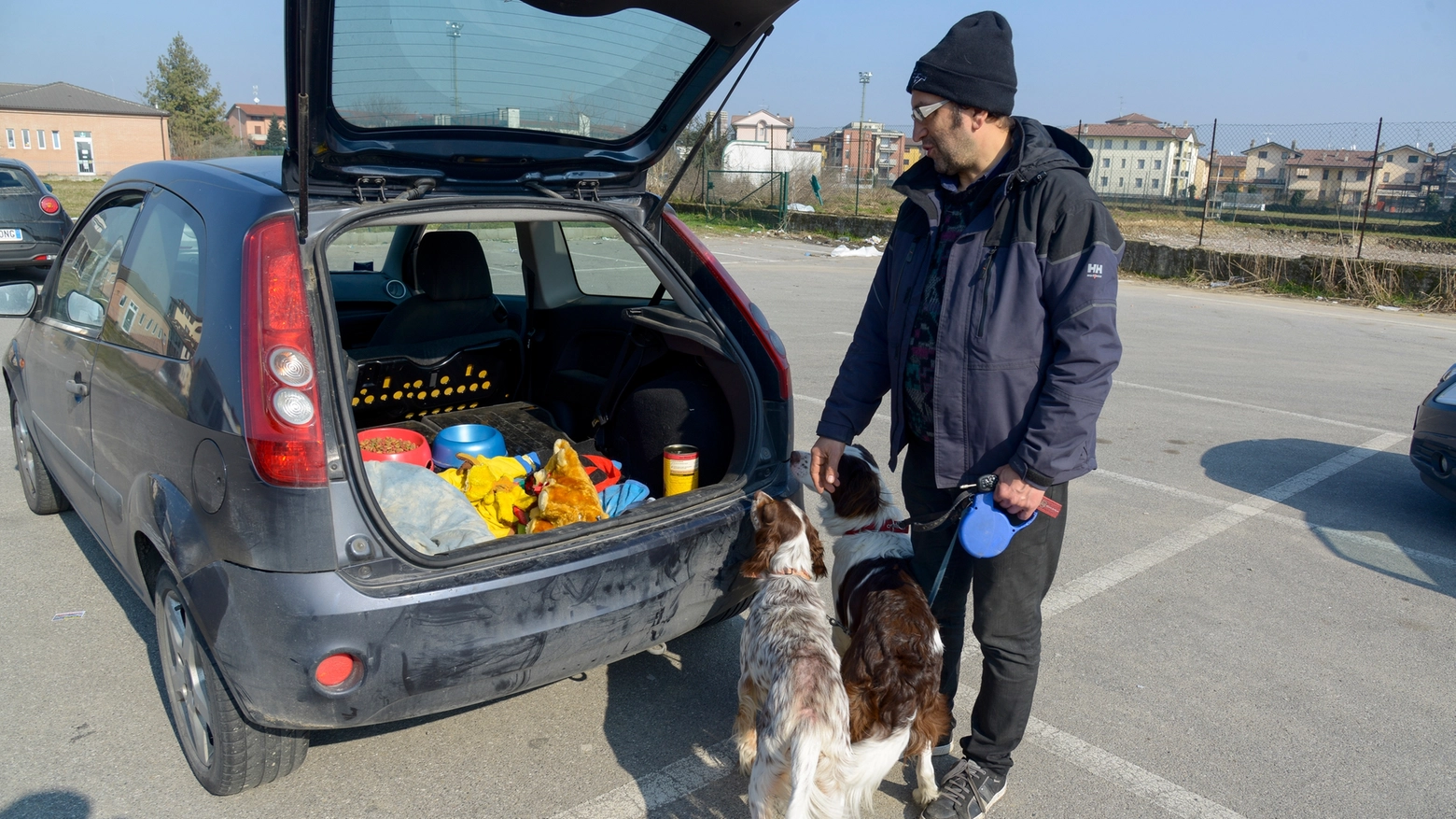 Piero Ciacci, 51 anni, mostra il baule dell'auto, trasformato nella cuccia per i suoi due cani