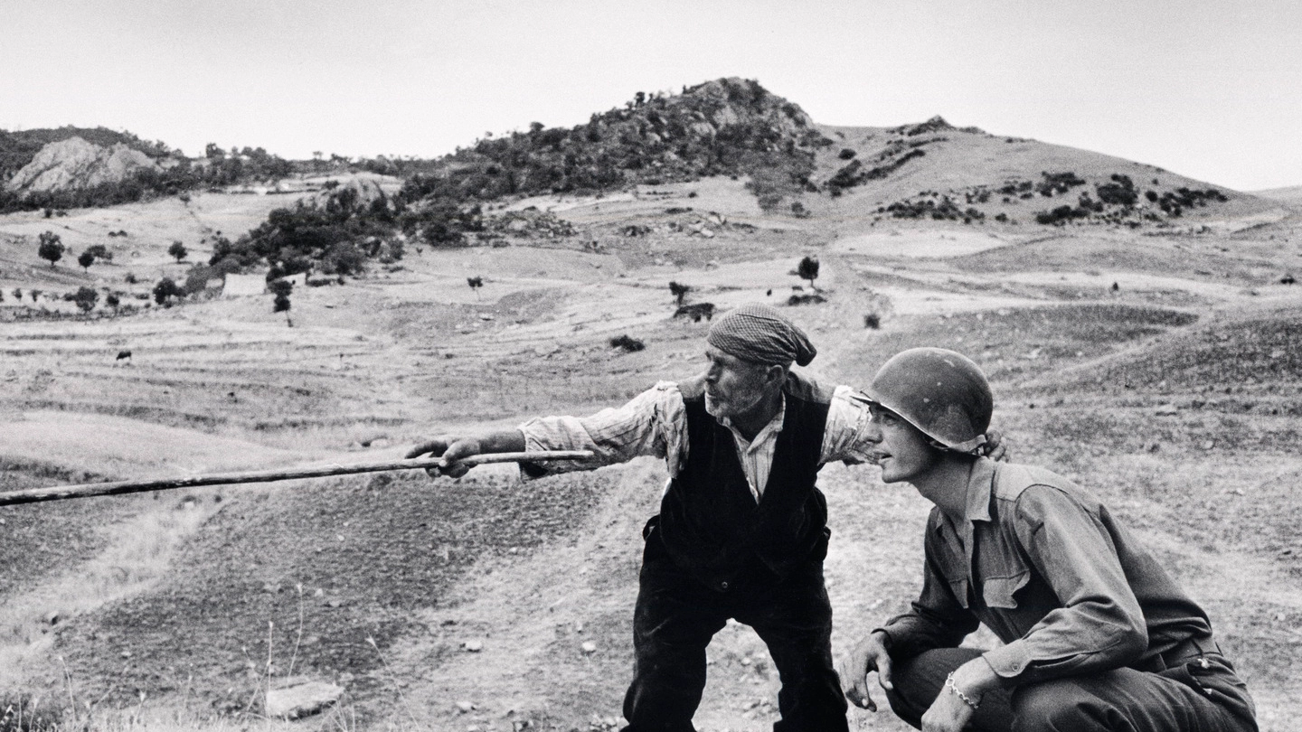 All’Arengario in mostra oltre cento immagini in bianco e nero del più grande fotoreporter del XX secolo