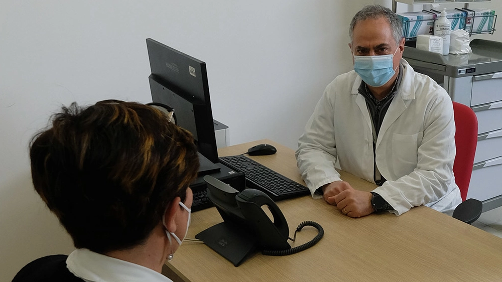 Un medico con una paziente
