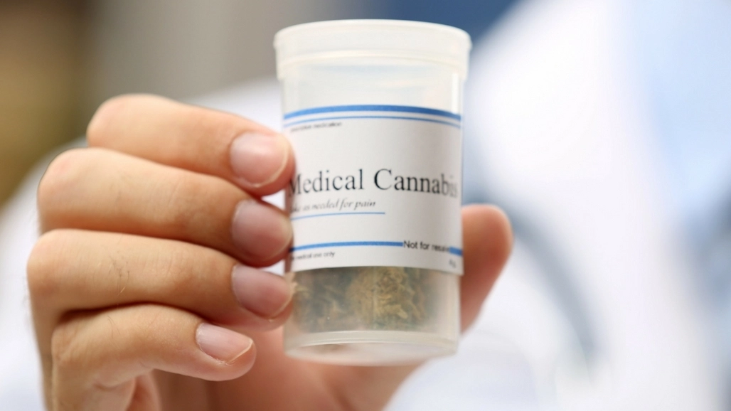 Le scorte di cannabis terapeutica sono terminate; nel tondo, il farmacista Sandro Meschiari