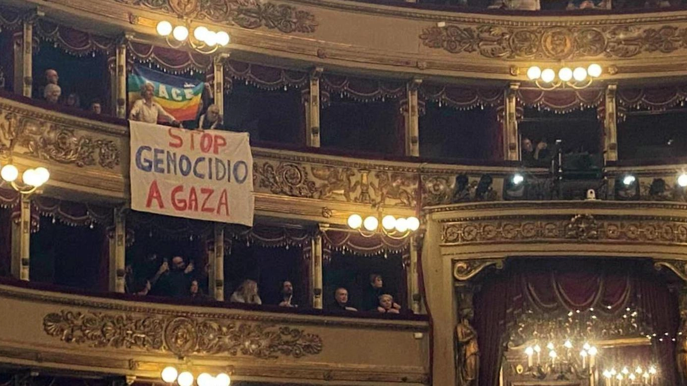 Scala, striscioni pro Gaza in teatro: "Stop genocidio" e appelli alla pace. Applausi e nessun identificato