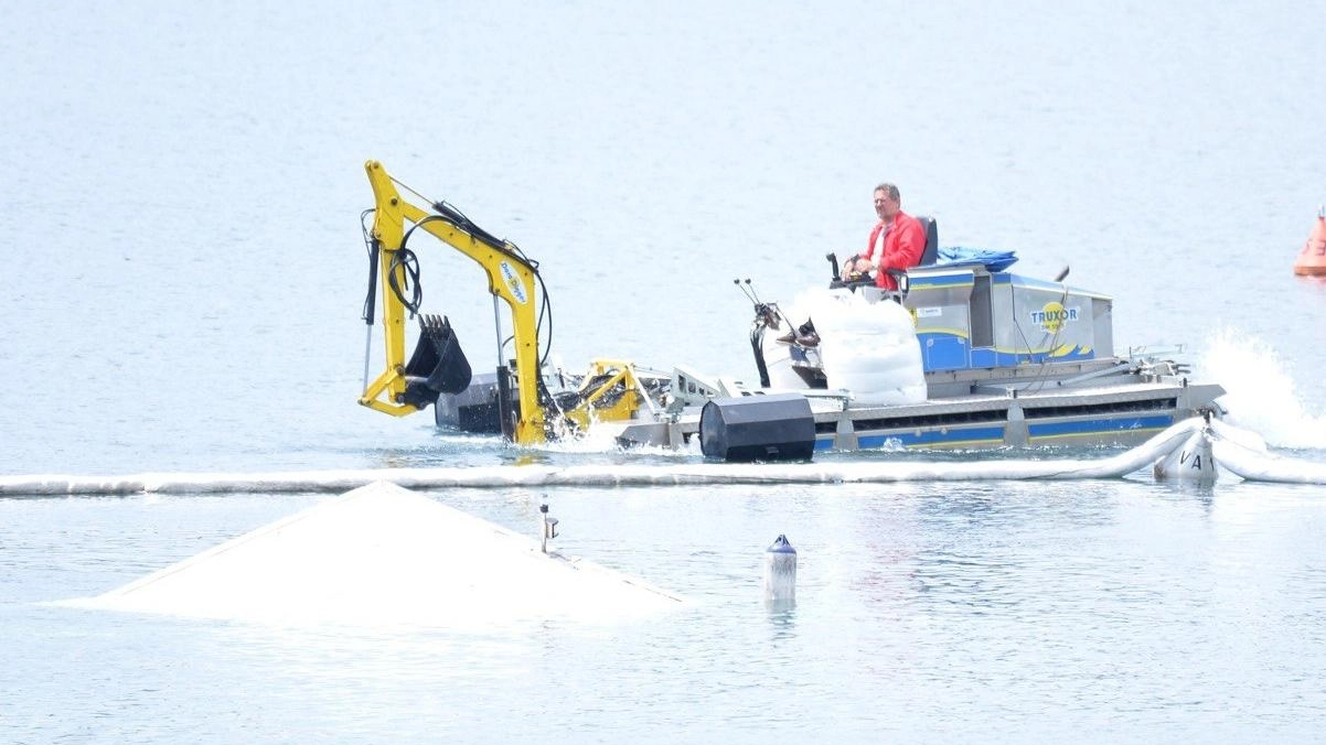 La barca del naufragio resiste Un’impresa riportarla a riva La barca del naufragio resiste Un’impresa riportarla a riva