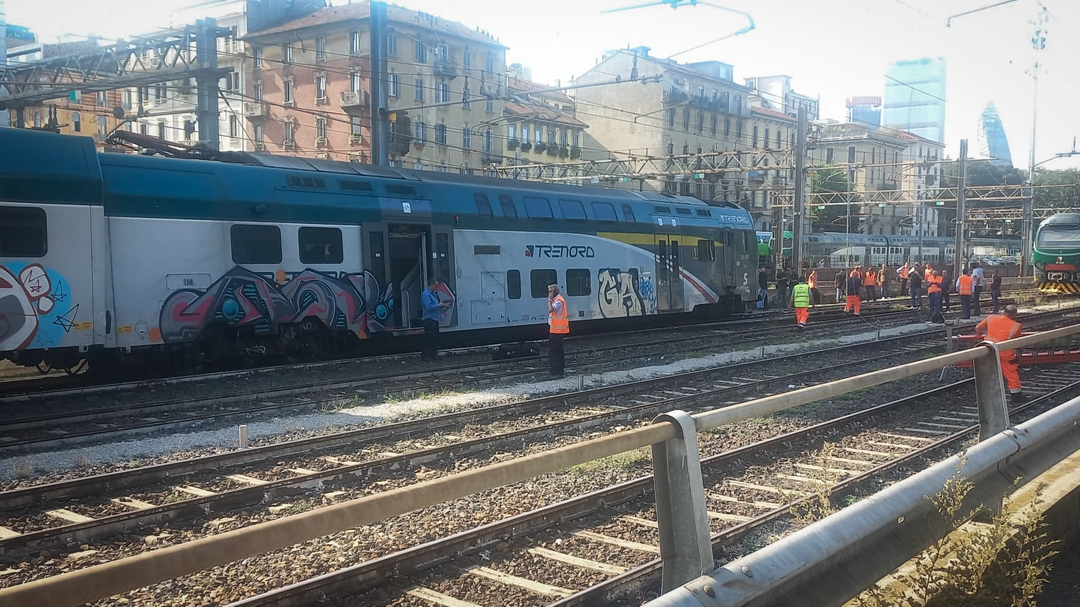 Milano, il convoglio è uscito dai binari intorno alle 13,40 mentre procedeva a bassa velocità per posizionarsi in banchina. A bordo c’era solo il il manovratore e non ci sono stati feriti. Trenord: “La circolazione non si è mai interrotta. Accertamenti sulle cause”
