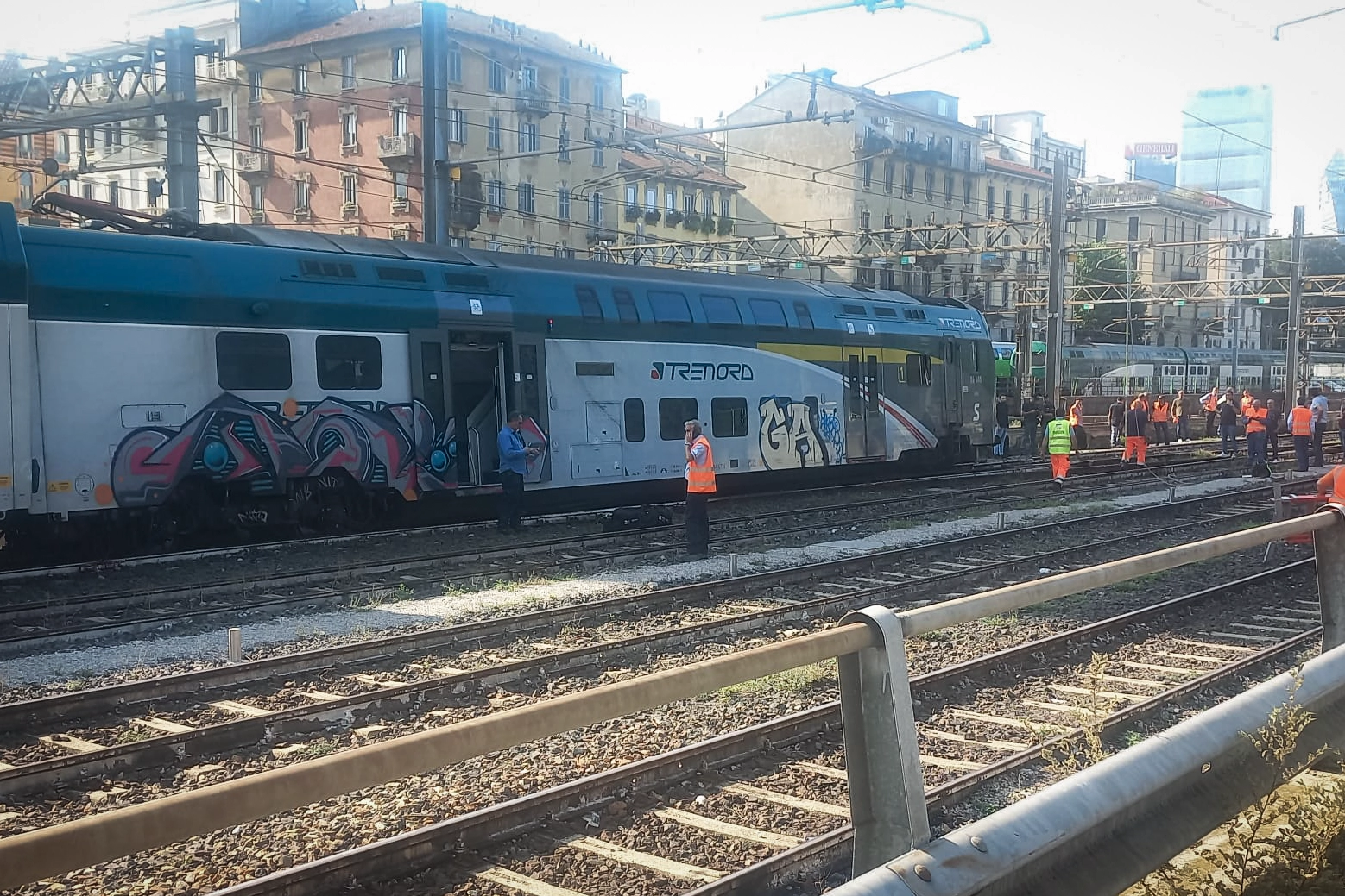 Il convoglio Trenord deragliato a Milano Cadorno: l'ultimo vagone è fuori dai binari