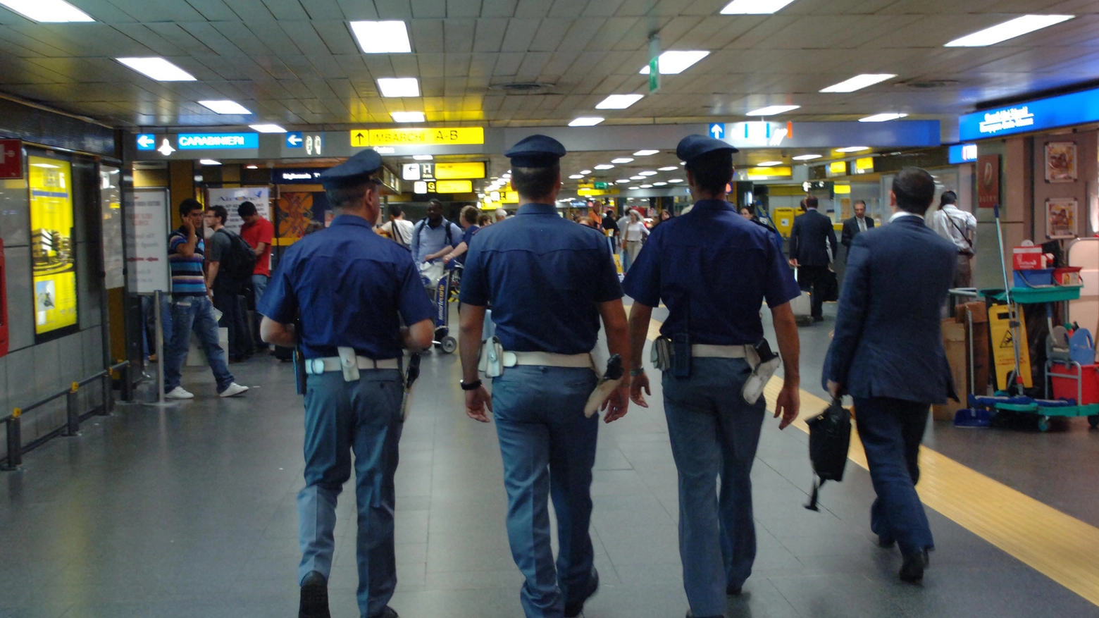 Polizia all'aeroporto (foto d'archivio Newpress)