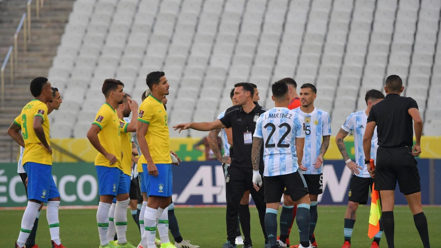 I giocatori di Brasile e Argentina stipati in mezzo al campo