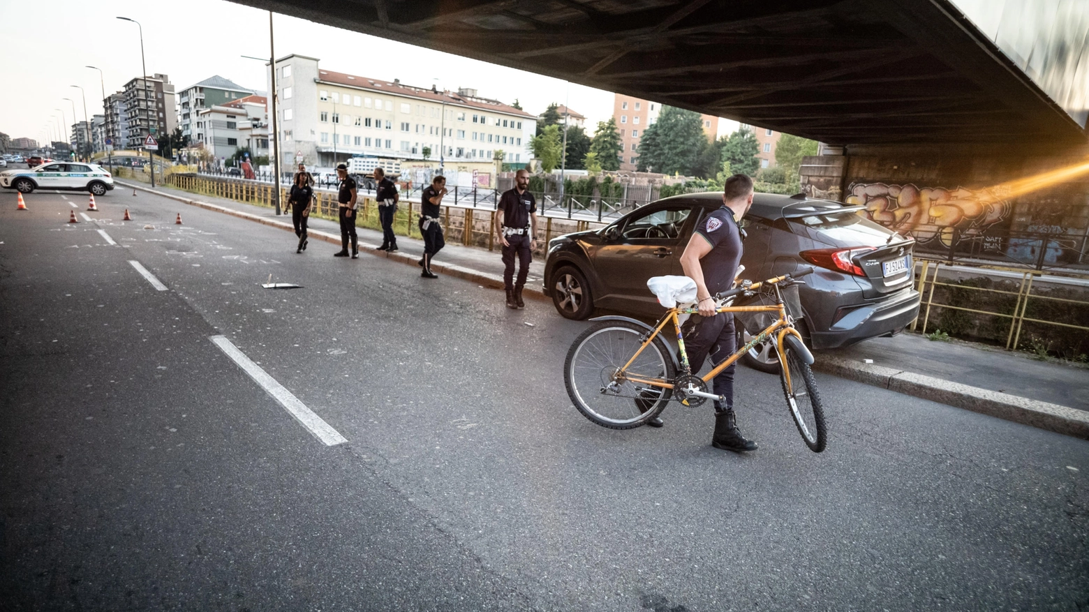 L'incidente fra la ciclista e un' auto L'incidente fra la ciclista e un' auto