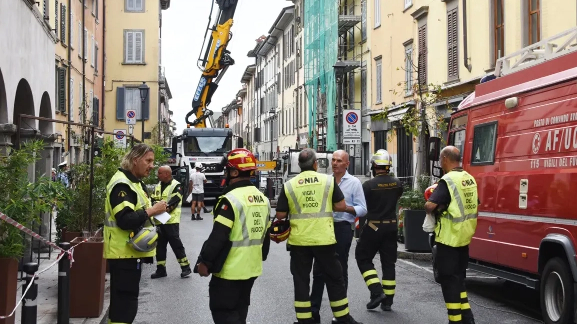 L’incendio scoppiato il 21 agosto si è propagato da un edificio all’altro di via Moroni tra i civici 14 e 30 L’incendio scoppiato il 21 agosto si è propagato da un edificio all’altro di via Moroni tra i civici 14 e 30
