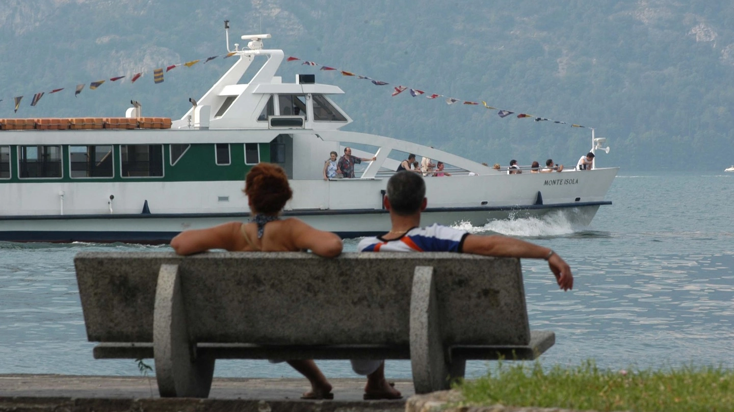 Un traghetto sul lago