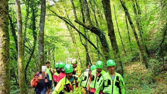 Precipita in un canalone. Muore sul colpo a 71 anni Precipita in un canalone. Muore sul colpo a 71 anni