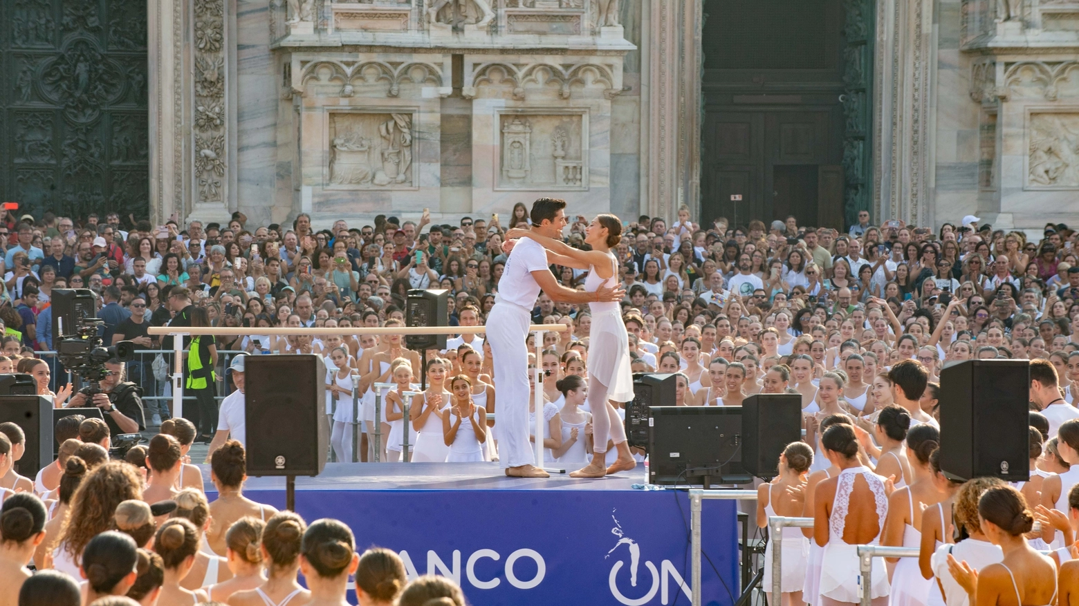 Roberto Bolle e Nicoletta Manni danzano in piazza Duomo a Milano