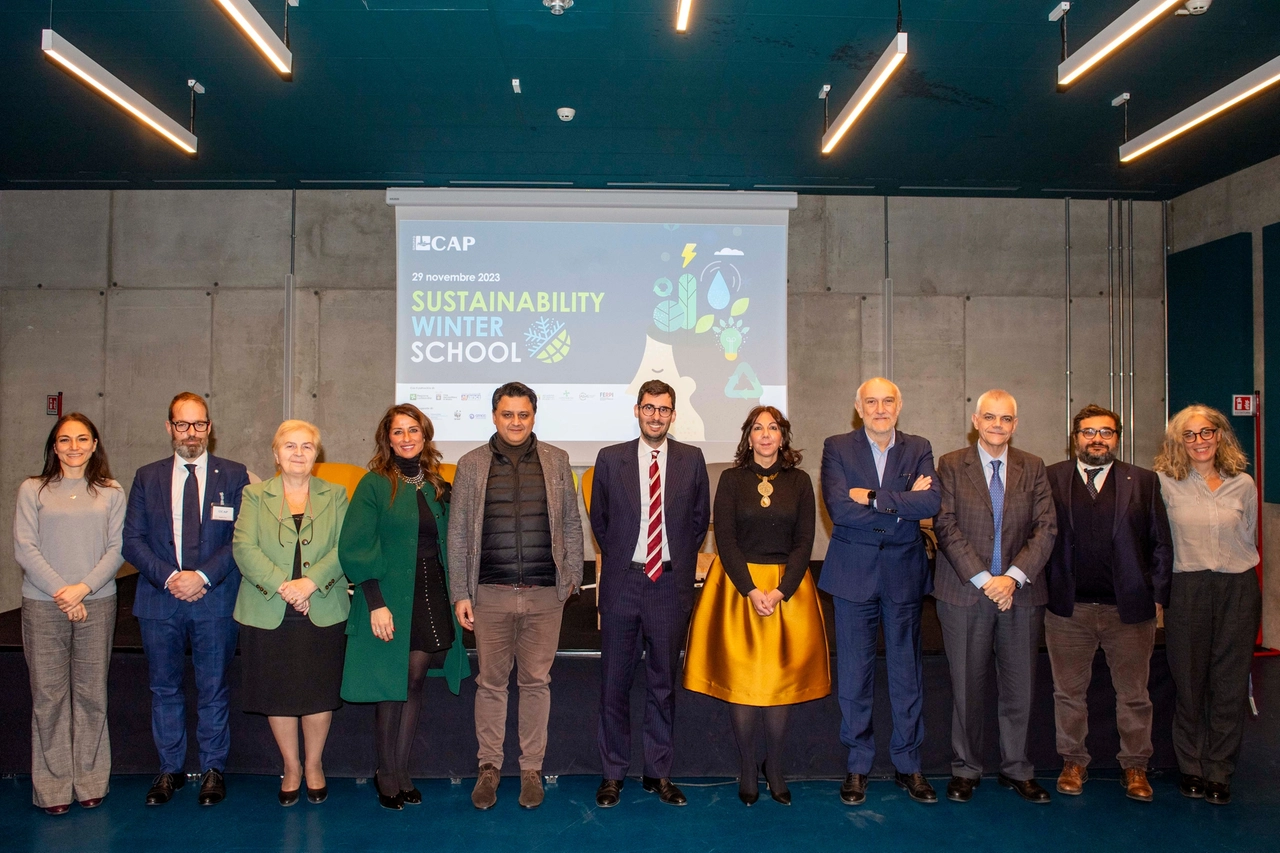 Docenti e partner istituzionali della Sustainabilty Winter School. Da sinistra, Gloria Marcotullio (responsabile Accademia dei Servizi Pubblici), Filippo Nani (presidente Ferpi), Gianpiera Vismara (Anci Lombardia), Italia Pepe (direttore generale Ato Città metropolitana Milano), Francesco Vassallo (vicesindaco Città metropolitana di Milano), Yuri Santagostino (presidente Gruppo CAP), Paola Brambilla (coordinatrice Comitato Giuridico Wwf Italia), Luciano Guglielmi (direttore Comitato di Indirizzo Fondazione per la Sostenibilità Digitale) Giuseppe Viola (direttore generale Confservizi Cispel Lombardia), Armando Stella (Vicedirettore de Il Giorno), Paola Mercogliano (responsabile ricerche Centro euro-Mediterraneo sui Cambiamenti Climatici)