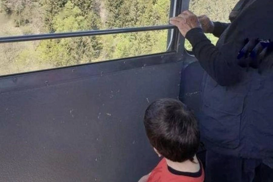 Eitan Biran nell'ultima foto scattata dai genitori sulla cabina