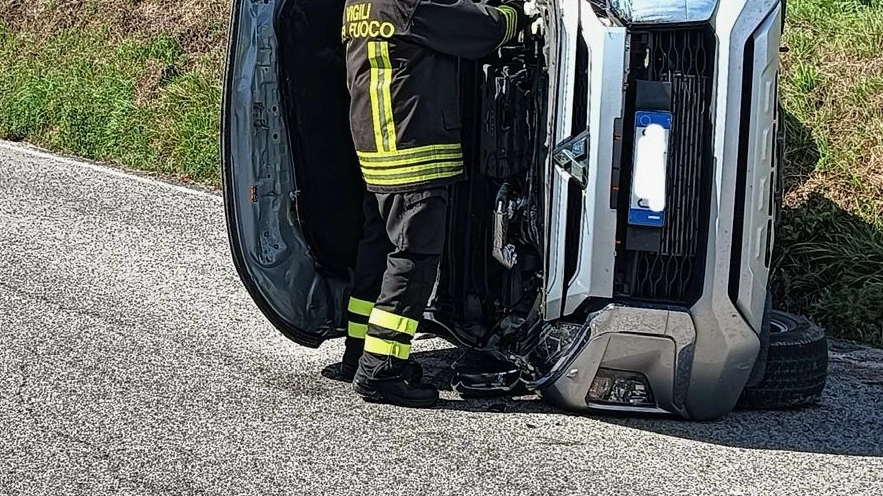 L’uomo si era appena immesso sulla Provinciale 56 quando una vettura ha colpito la sua facendola ribaltare