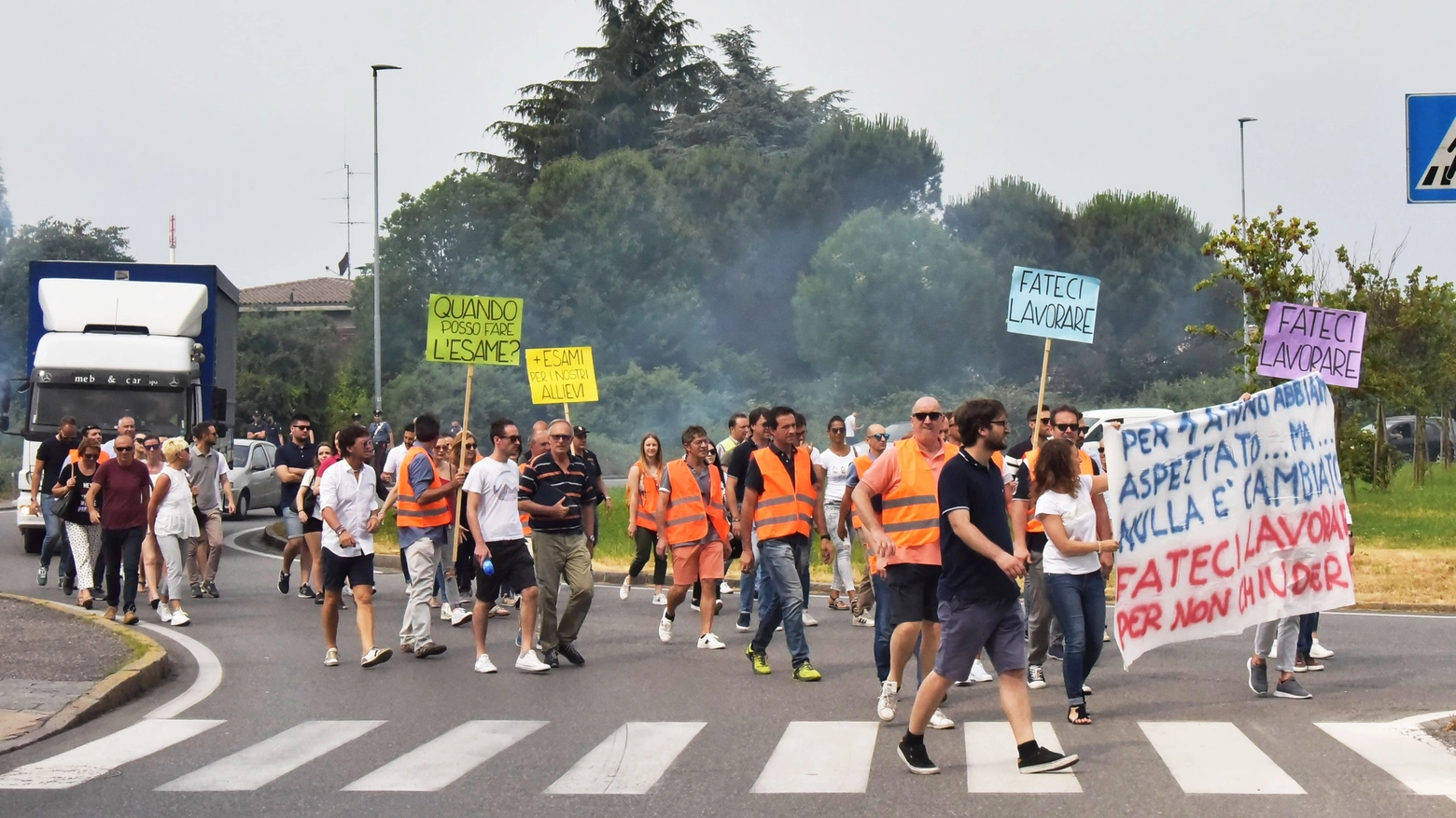 Bergamo, autoscuole in corteo contro i ritardi della Motorizzazione