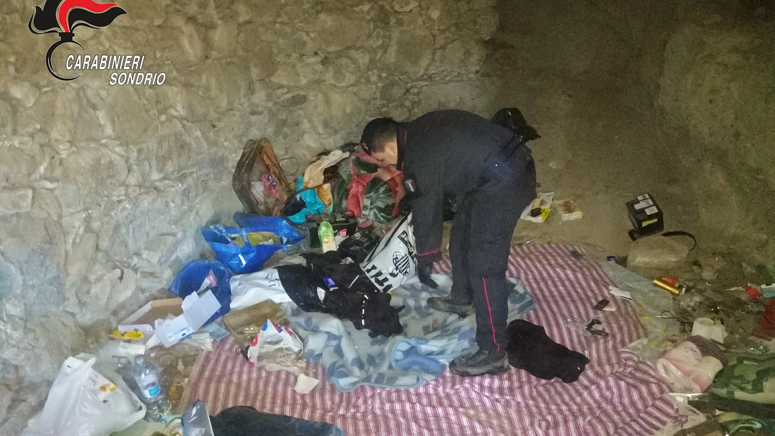 Carabinieri in azione nelle grotta a Civo