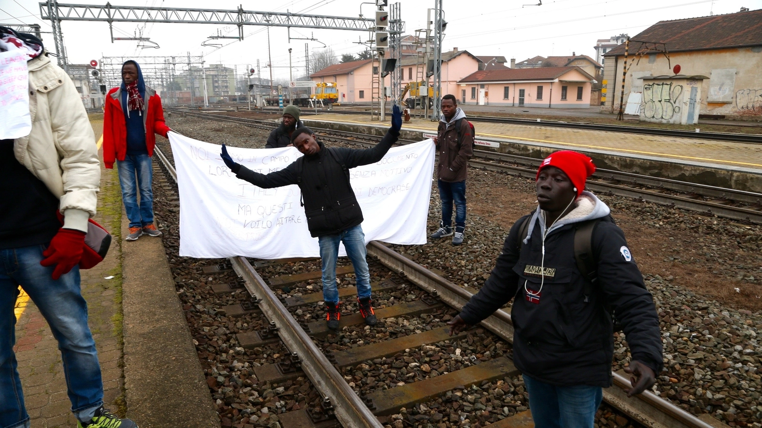 Protesta di migranti sui binari in stazione a Mortare