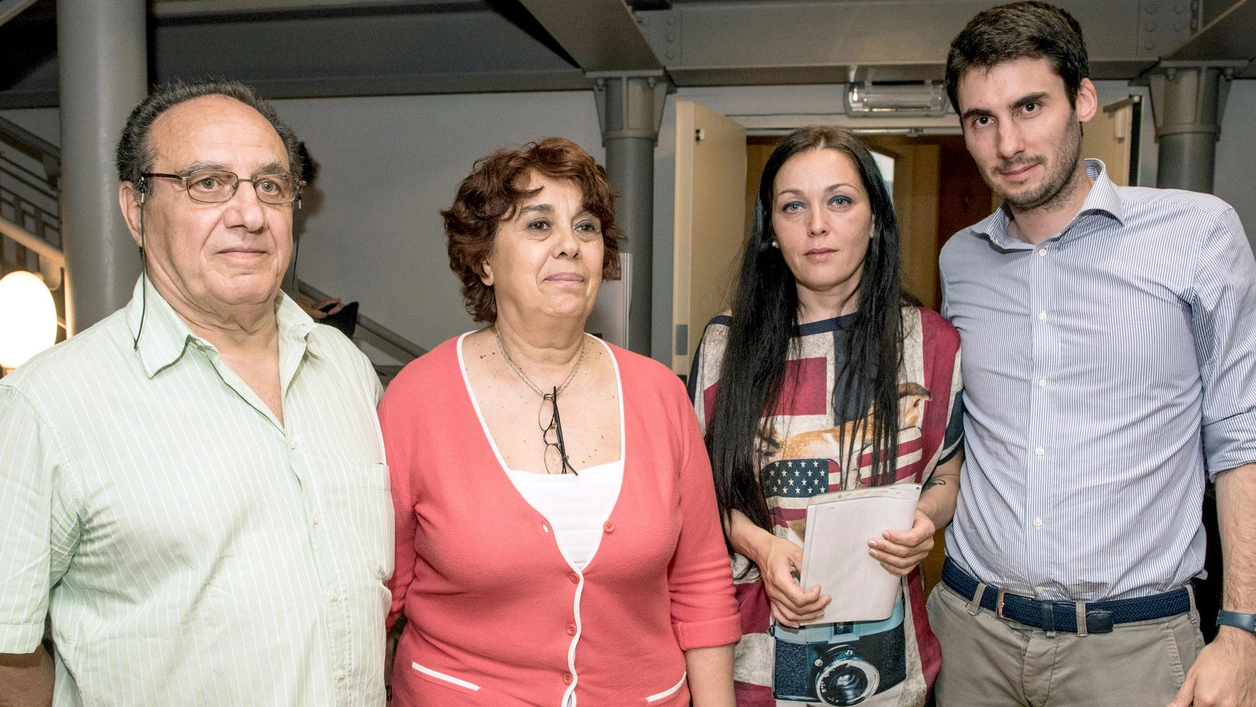 Il padre Carmine, la madre Doina, la compagna Alessandra e il sindaco Yuri Santagostino