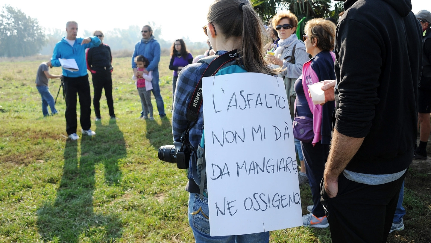 Vigevano-Malpensa, una protesta in una foto d'archivio Vigevano-Malpensa, una protesta in una foto d'archivio