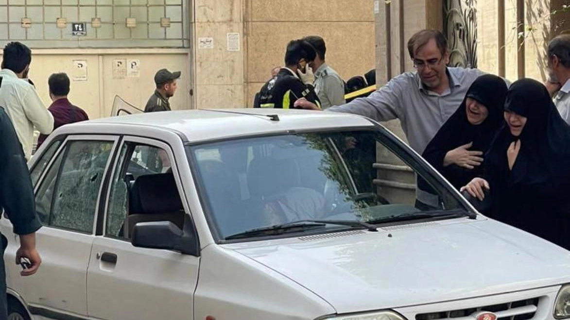 L'auto di  Hossein Sayad Khodaie  crivellata dai colpi dei sicari