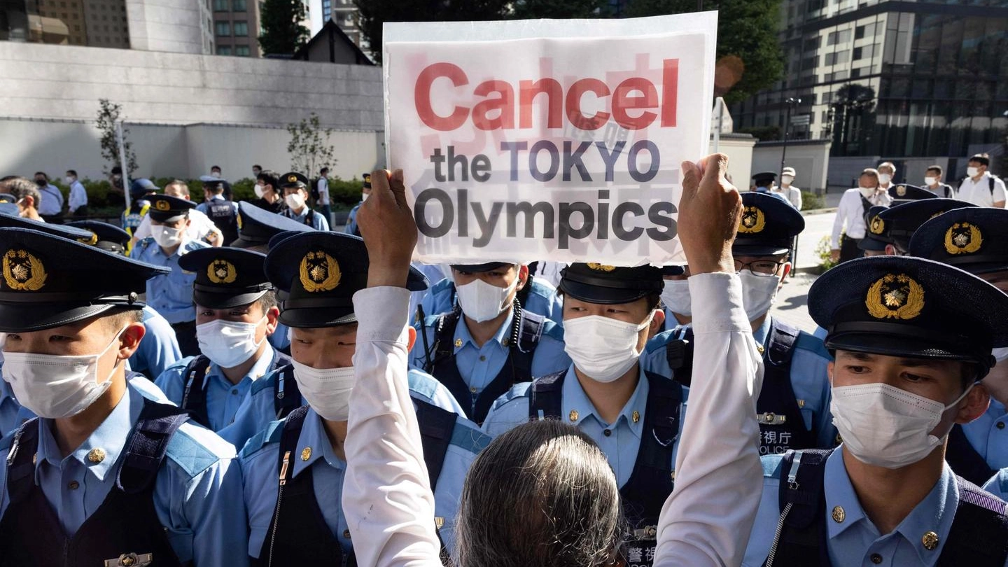 Manifestazione a Tokyo per chiedere l'annullamento delle Olimpiadi