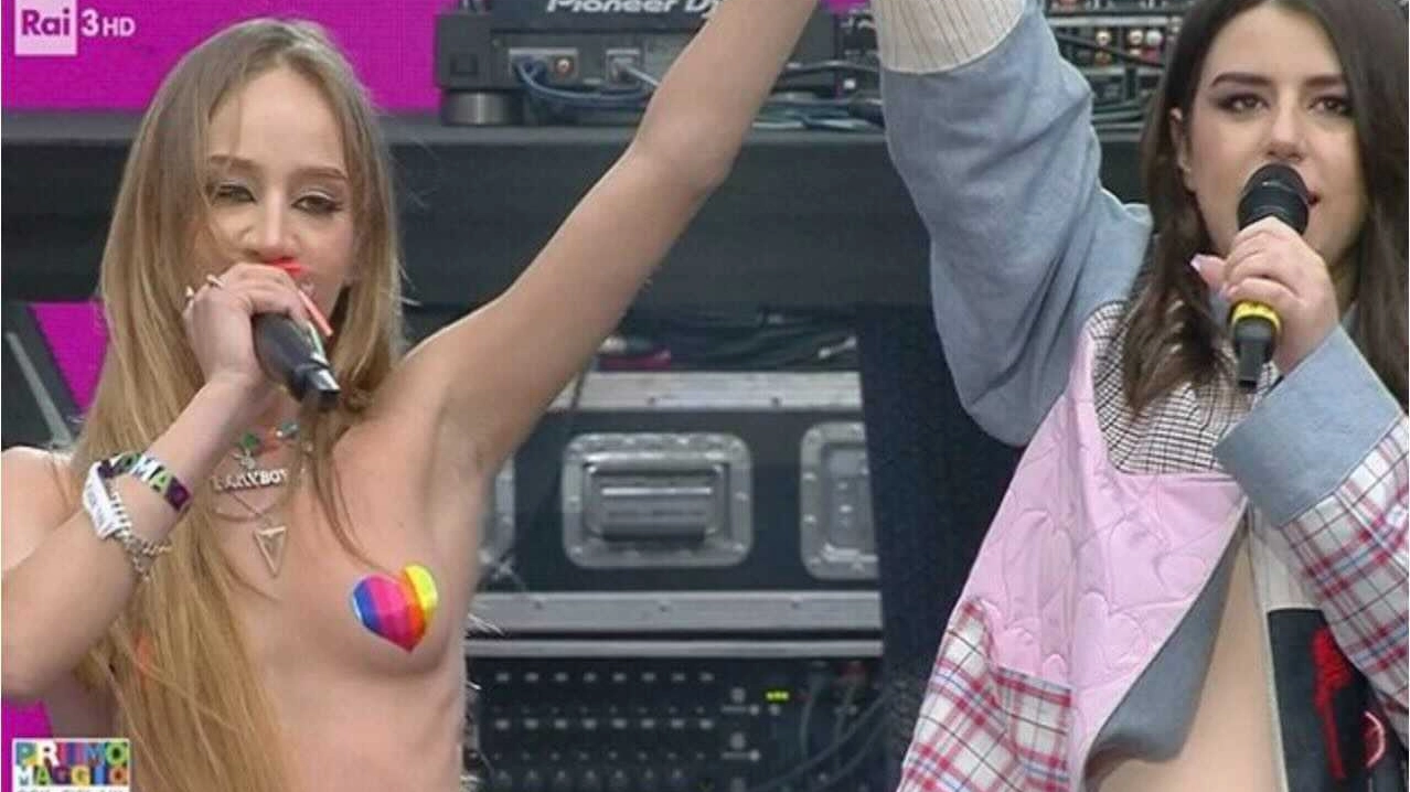 Il topless di Chadia Rodriguez al concerto del Primo Maggio
