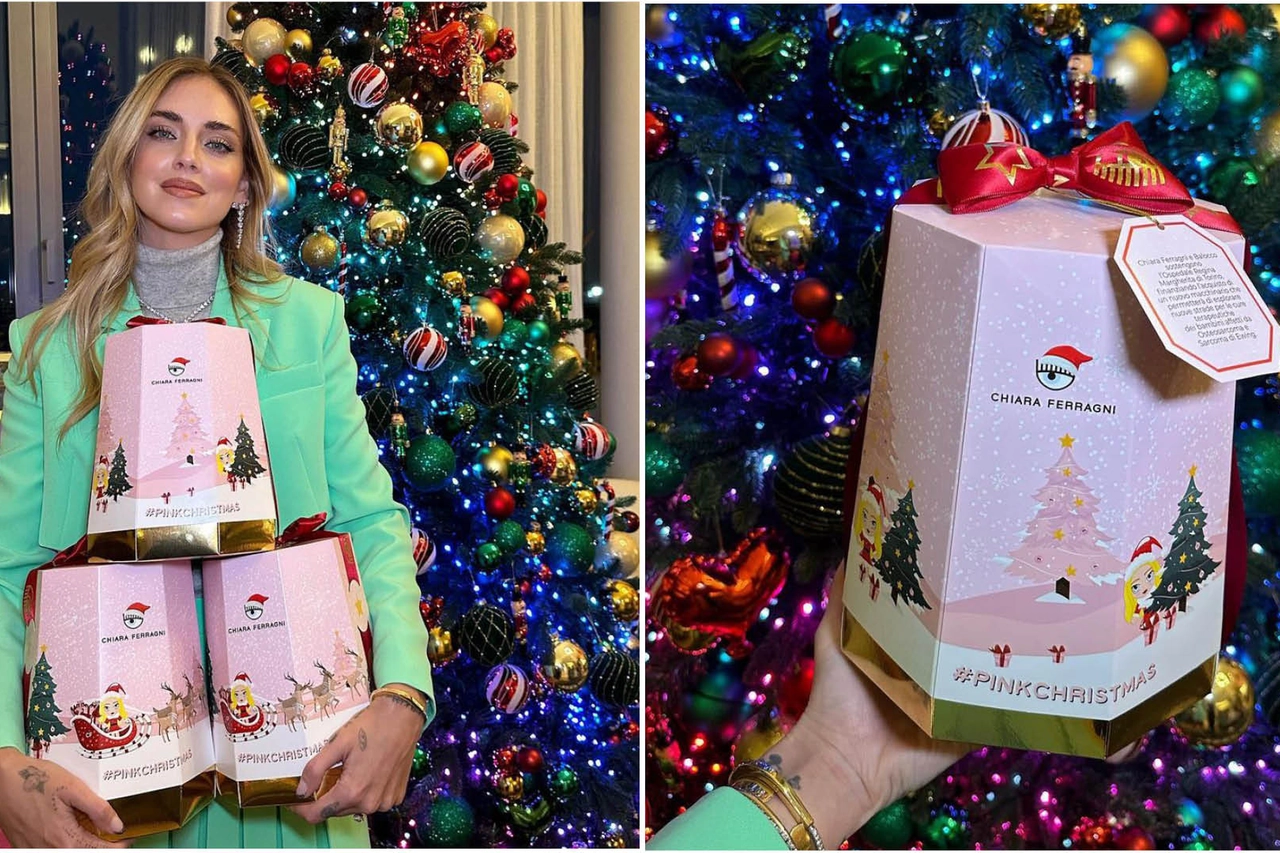 Chiara Ferragni in posa sotto l'albero con il suo panettone Balocco