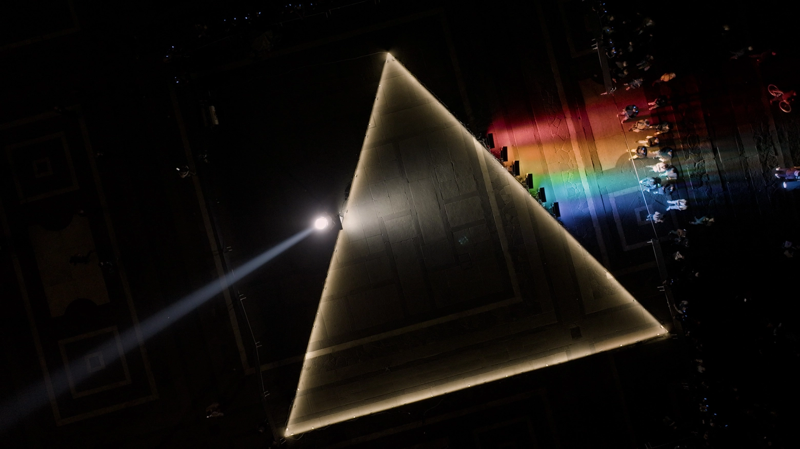 La copertina di Dark side of the moon proiettata in piazza Duomo