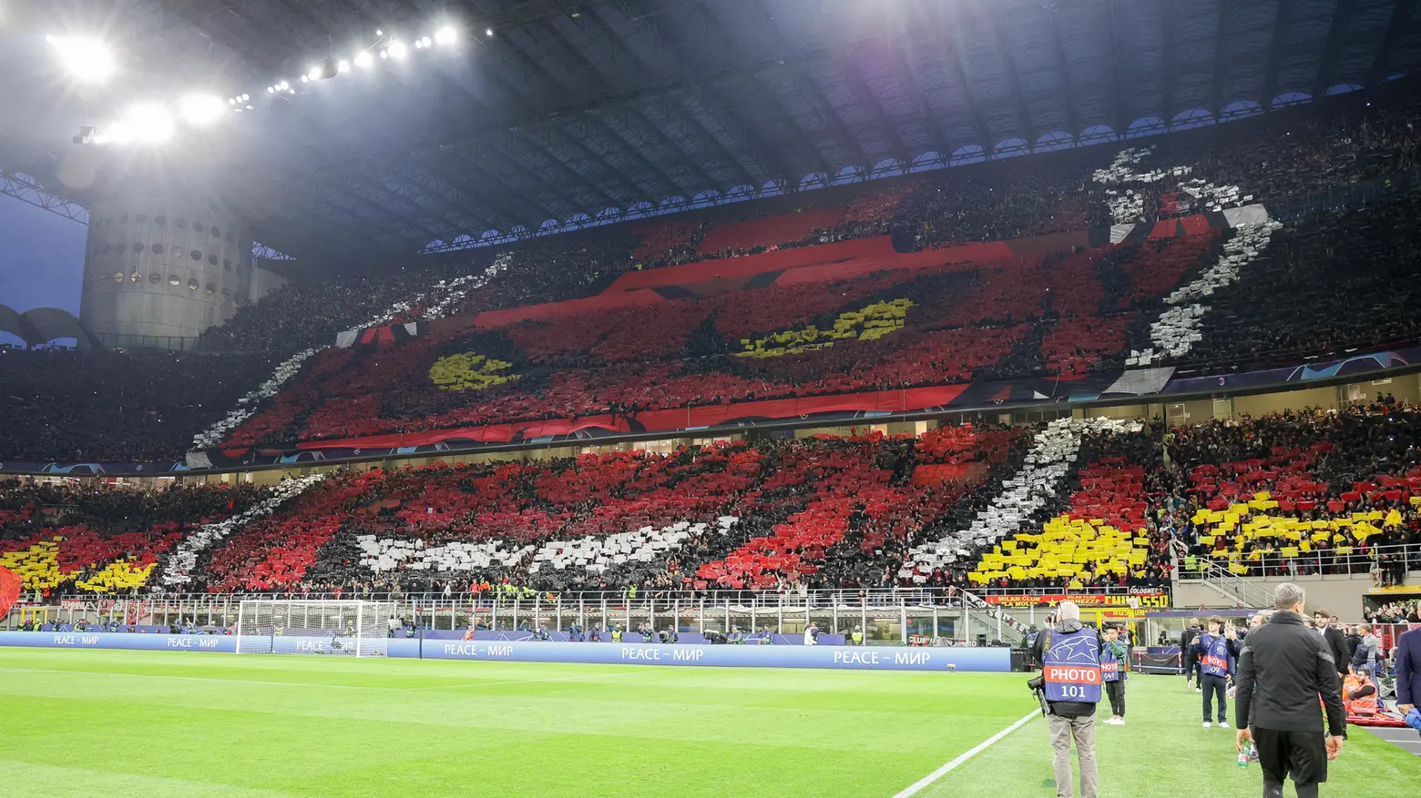 Il settore rossonero, con la coreografia creata per l'occasione Il settore rossonero, con la coreografia creata per l'occasione