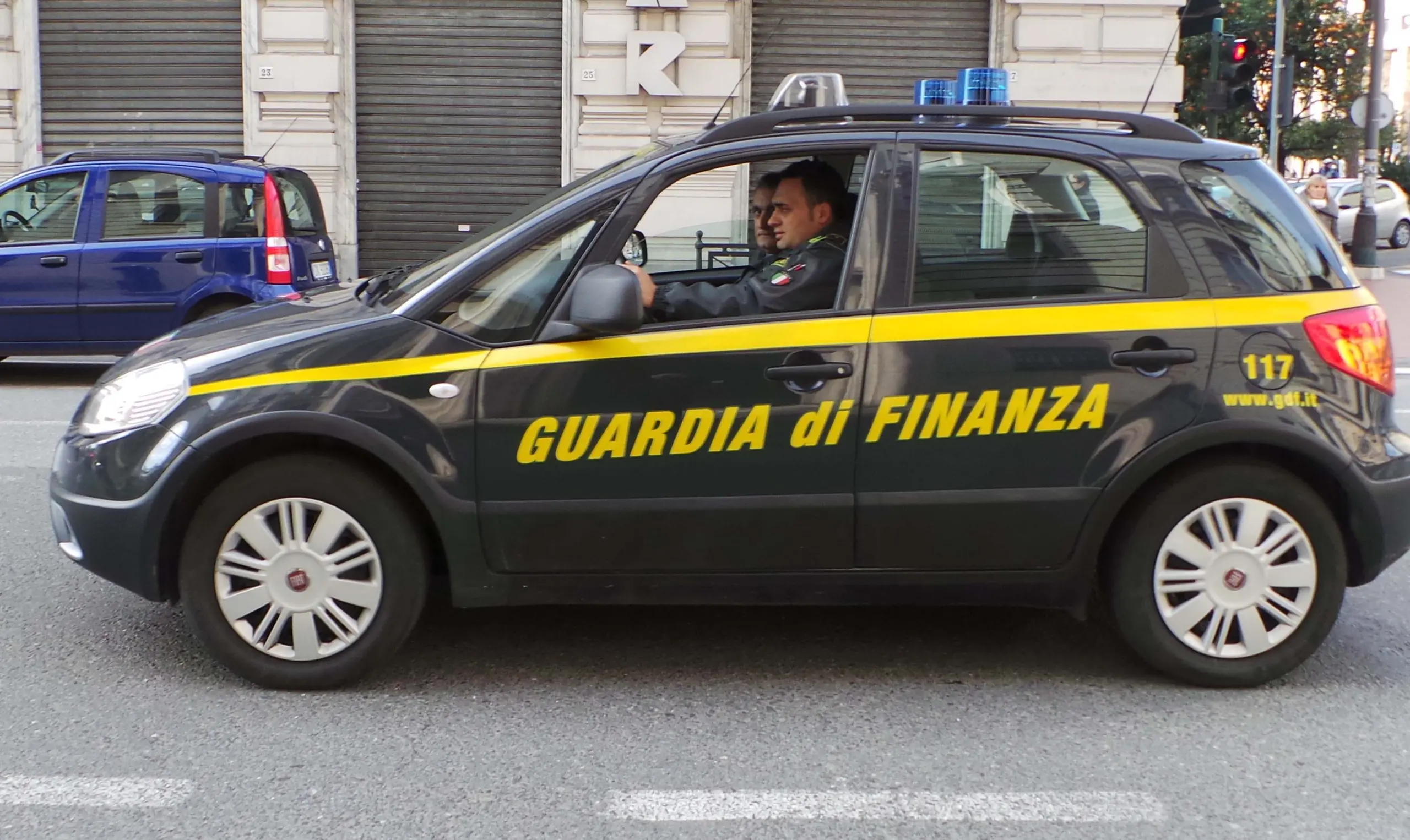 Truffa e frode assicurativa, 17 persone nei guai