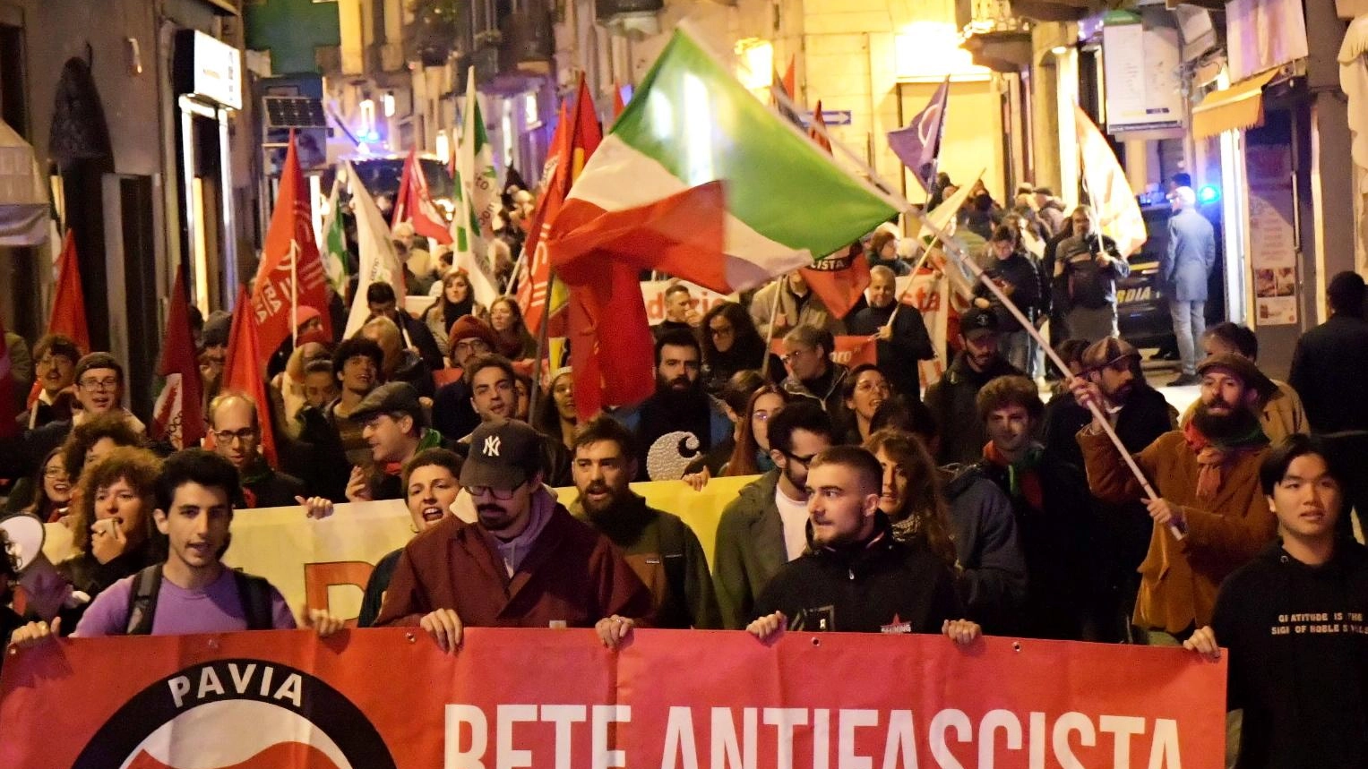 I due cortei opposti. Tensioni a distanza I due cortei opposti. Tensioni a distanza