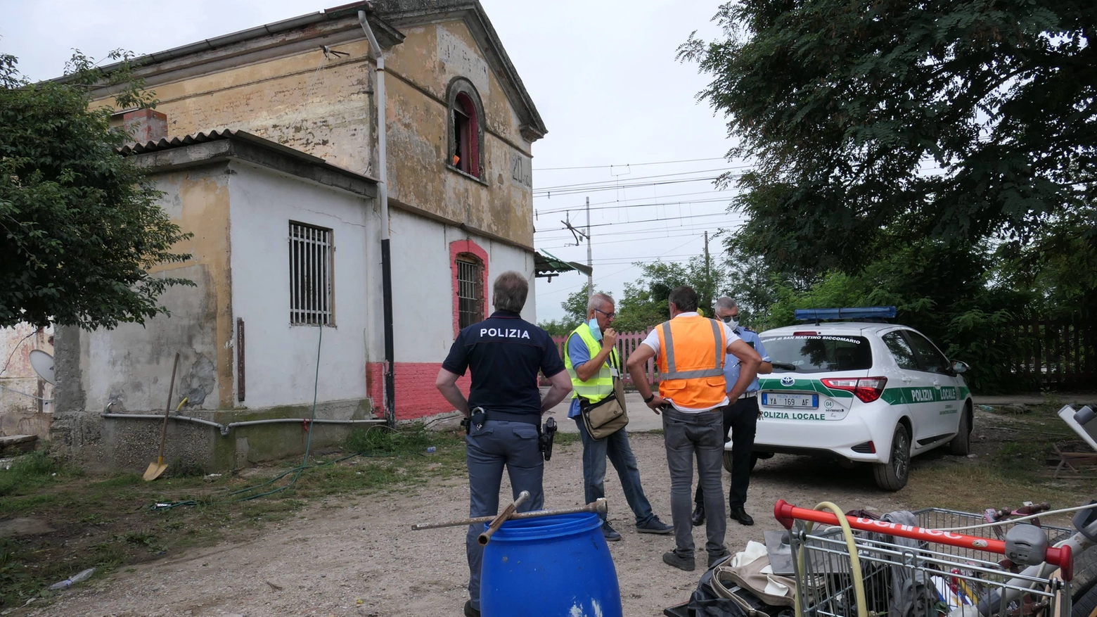 San Martino Siccomario, casello ferroviario: sgomberato per la demolizione