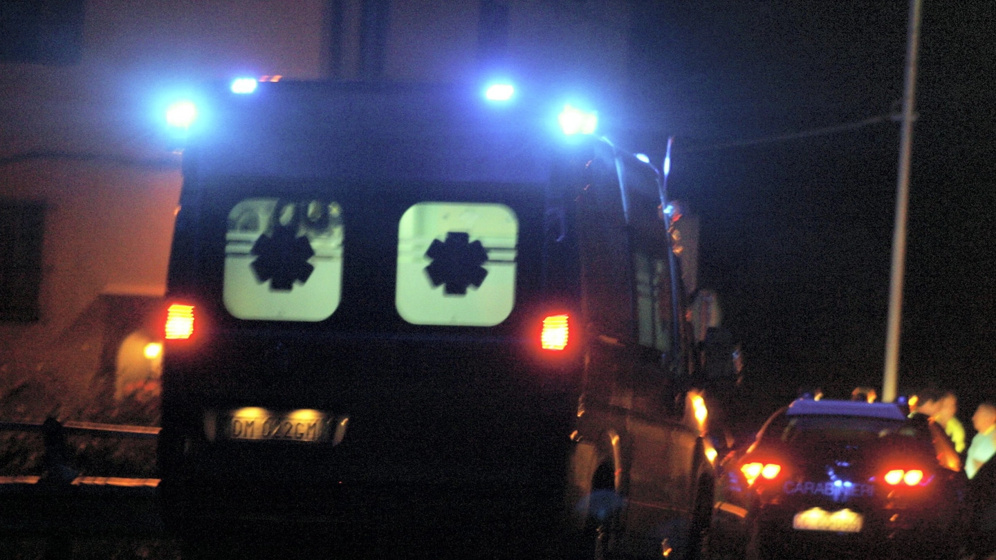 Ambulanza e carabinieri (foto di repertorio)