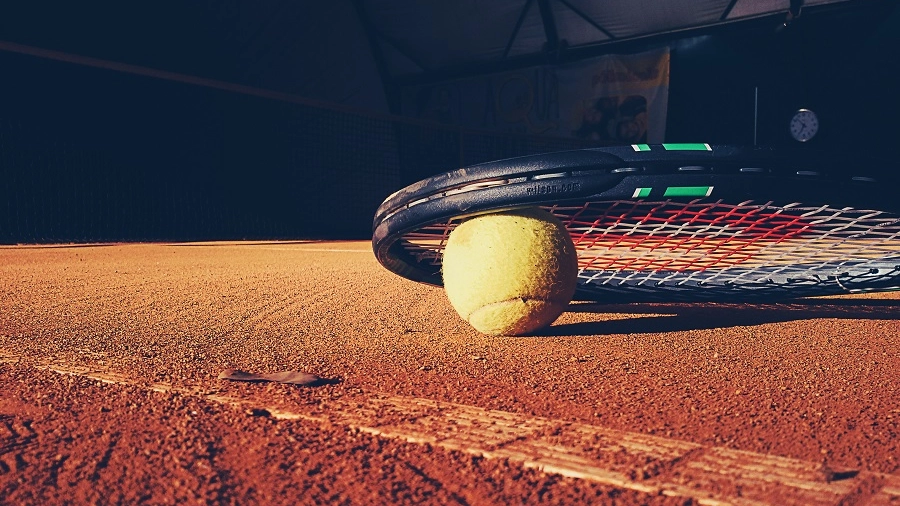 Giocare a tennis