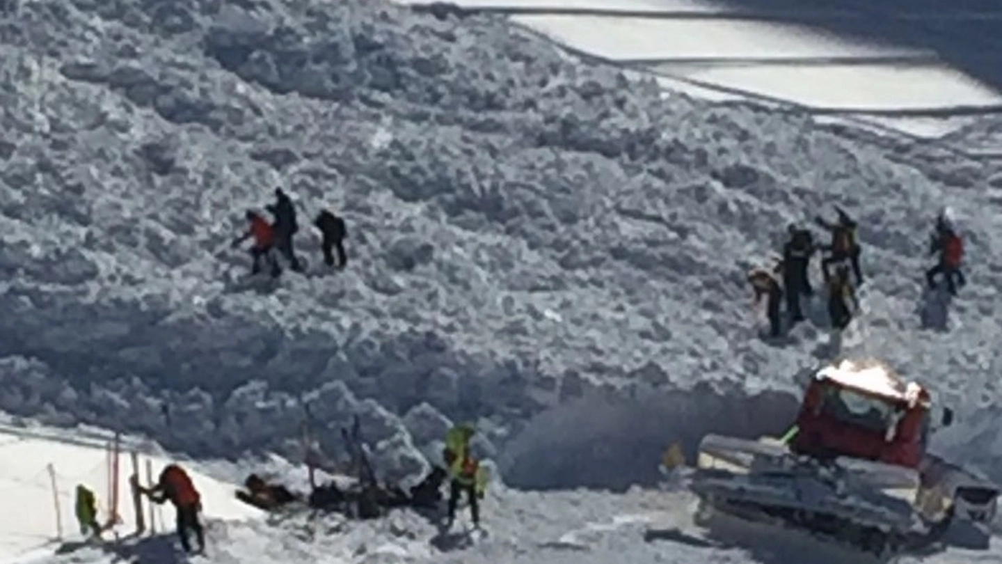 LA VERIFICA Volontari del Soccorso Alpino controllano l’area