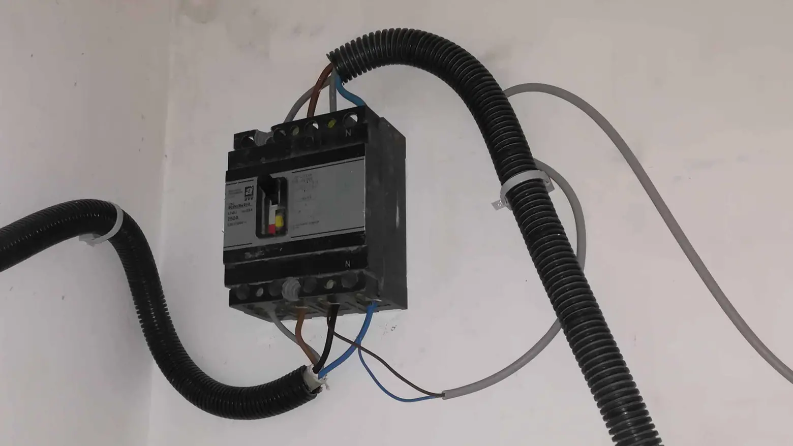 Un tipico bypass del contatore Un tipico bypass del contatore
