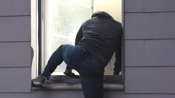 Un ladro entra da una finestra (Foto archivio)