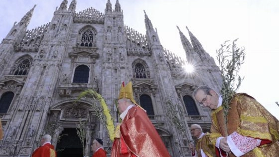 L'arcivescovo Angelo Scola in processione per la Domenica dell Palme