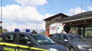 Livigno, undici distributori nei guai: accusati di cartello sul prezzo della benzina