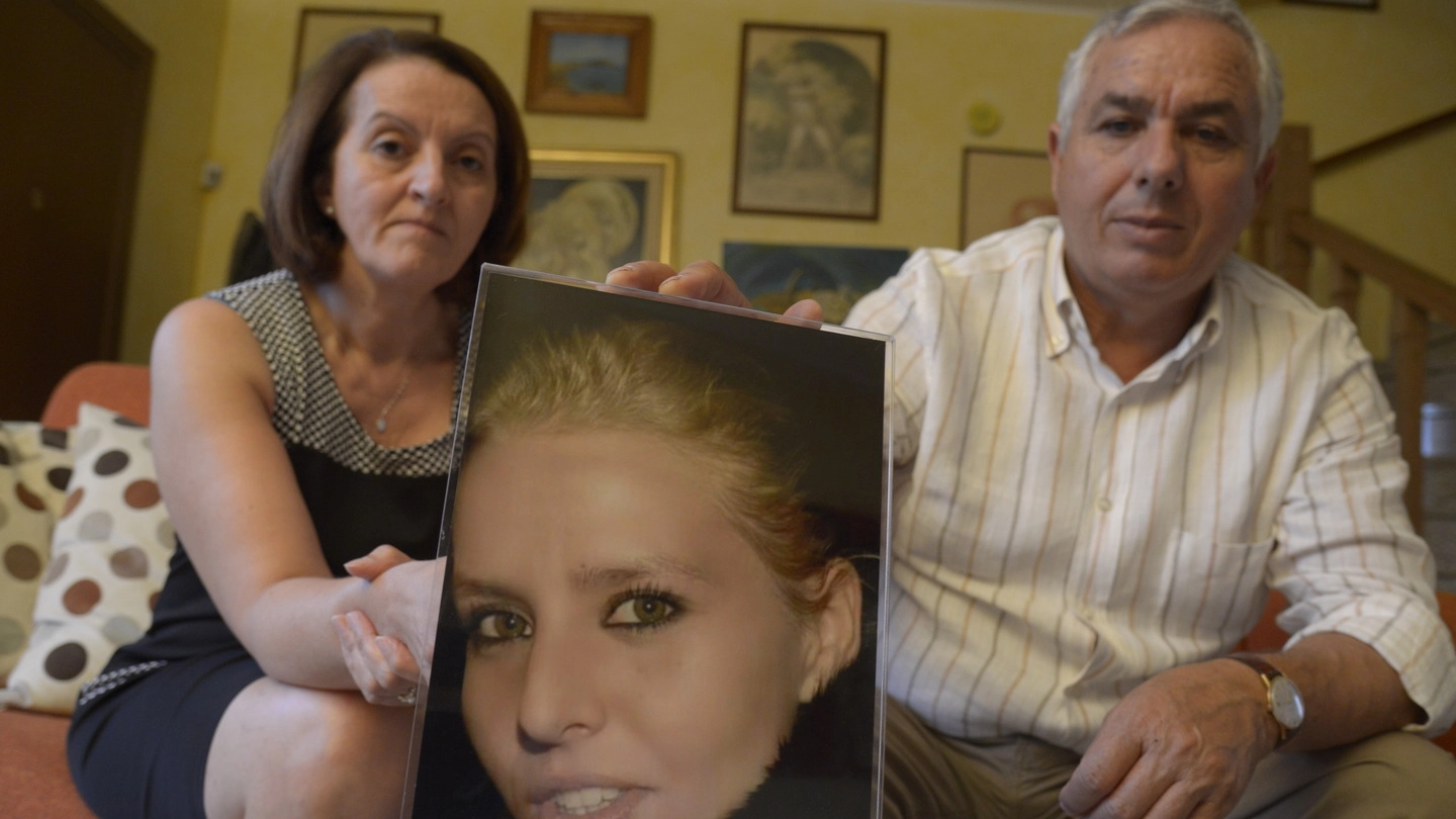 DOLORE In alto, Rosario Costanza con la moglie e la foto della figlia; a destra, Giosuè Ruotolo; a sinistra, Teresa