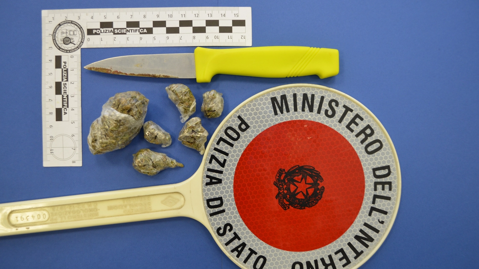 Il coltello e la droga trovata dalla polizia