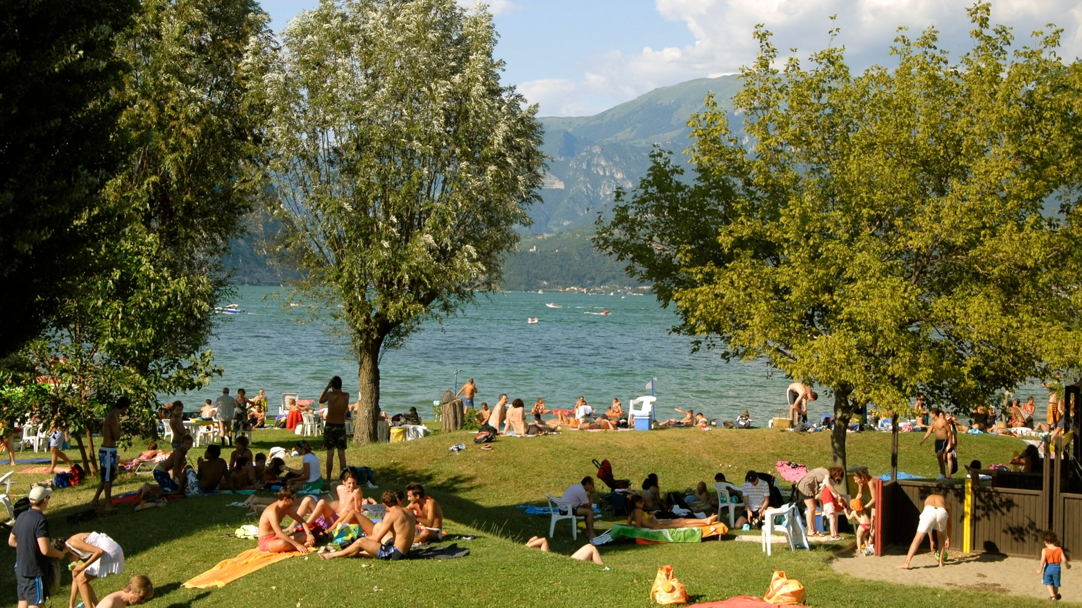 Il lago d'Isea resta una delle mete più gettonate della Lombardia ed è un ottimo luogo dove passare il weekend