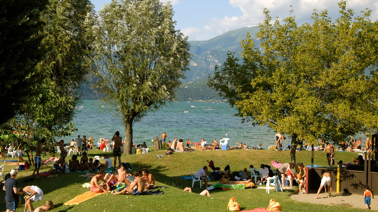 Il lago d'Isea resta una delle mete più gettonate della Lombardia ed è un ottimo luogo dove passare il weekend Il lago d'Isea resta una delle mete più gettonate della Lombardia ed è un ottimo luogo dove passare il weekend