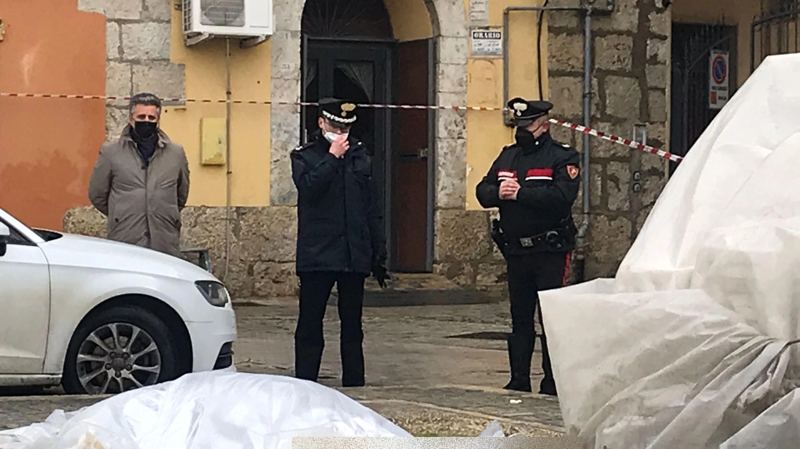 I carabinieri vicino al corpo di Vincenzo Gabriele Rampello a Raffadali (Ansa)