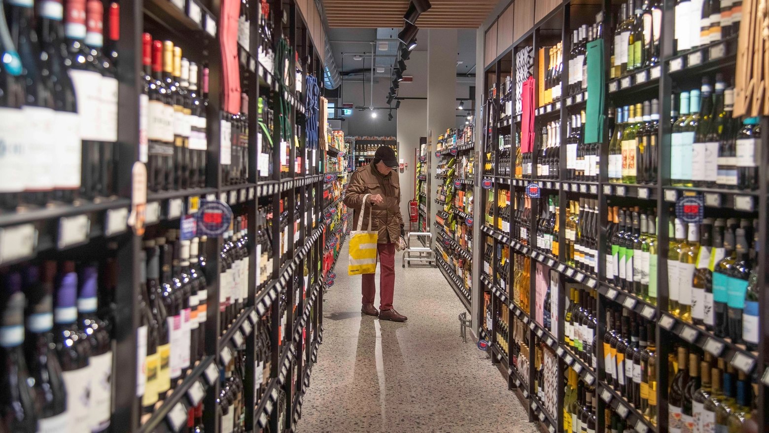 Il reparto vini di un supermercato Esselunga