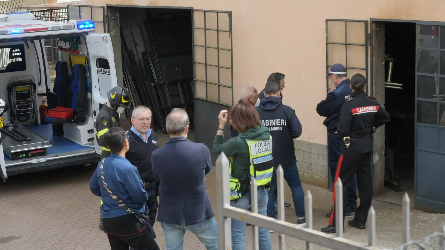 I soccorsi cn i carabinieri e la polizia locale nell'officina di Cava Manara I soccorsi cn i carabinieri e la polizia locale nell'officina di Cava Manara