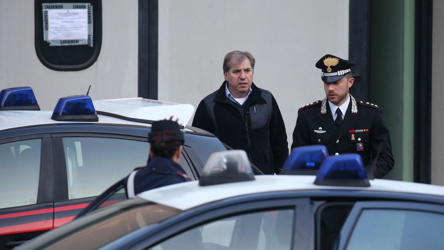 Adelio Bozzoli, fratello dello scomparso Mario a Marcheno con un carabiniere