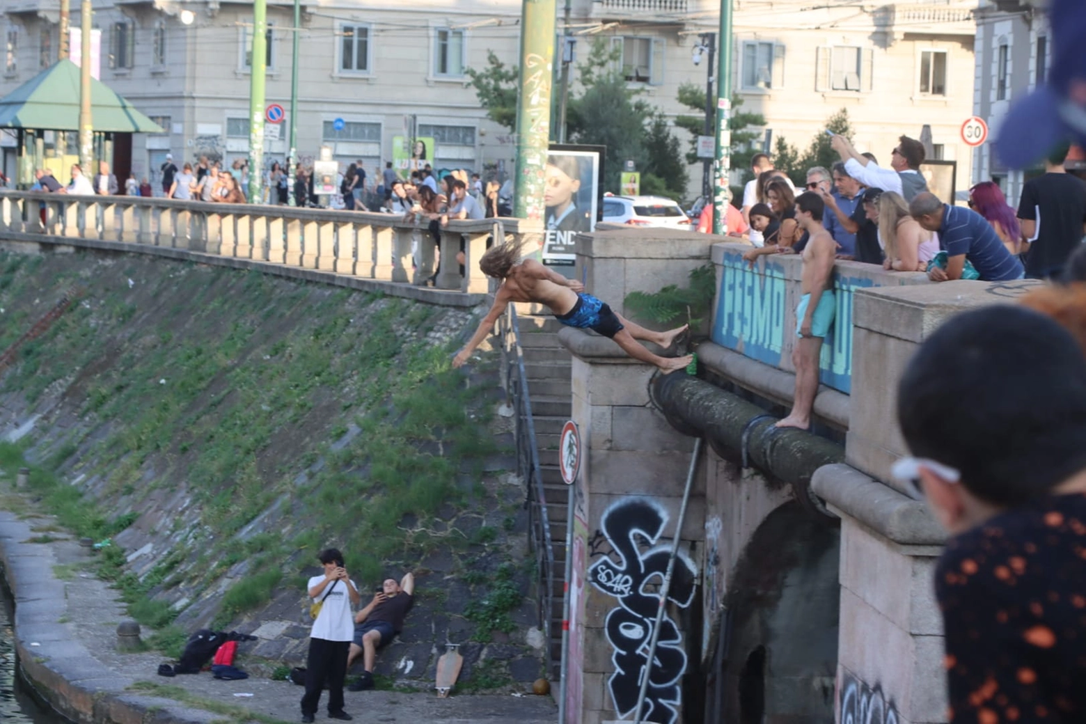 I tuffi dal ponte sulla Darsena: lo spettacolo è andato in scena oggi pomeriggio a Milano (Salmoirago)